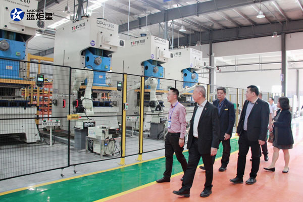 參觀&ldquo;智能智造小鎮(zhèn)&rdquo;