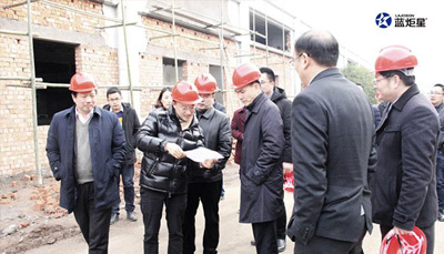 嵊州市委孫哲君書記、金毅副市長、市委辦、開發(fā)區(qū)、經(jīng)信局主要負責人一行人到訪藍炬星集成灶智造小鎮(zhèn)調研指導