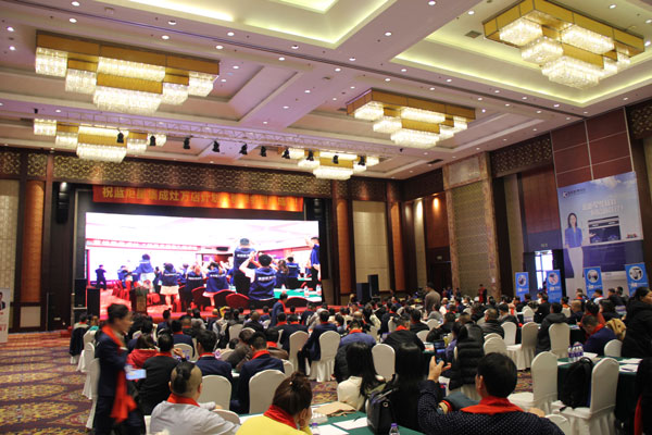 (貴賓們參觀藍炬星智能智造小鎮(zhèn))