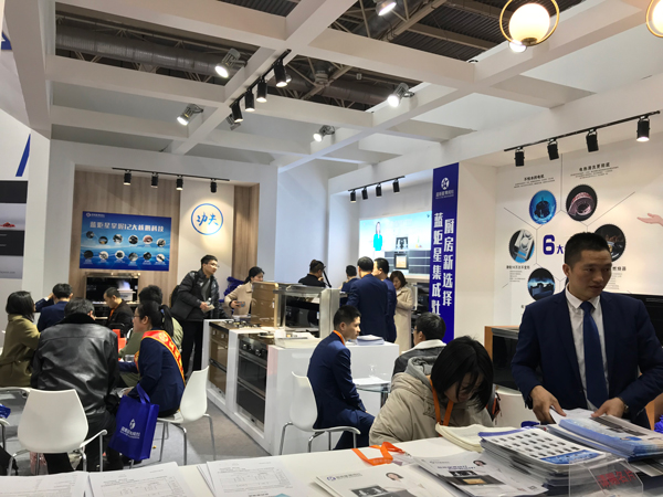 (藍(lán)炬星展會次日現(xiàn)場)