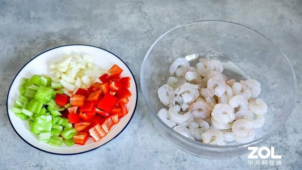 準(zhǔn)備配料：彩椒碎、蒜瓣和蝦仁