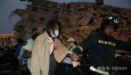 被困大樓，搜救人員進行搜救