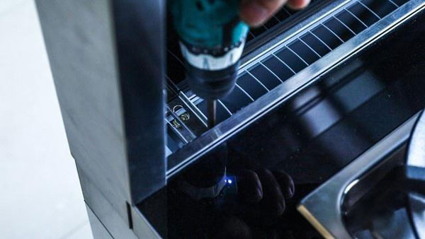 拆解機頭部分的螺栓