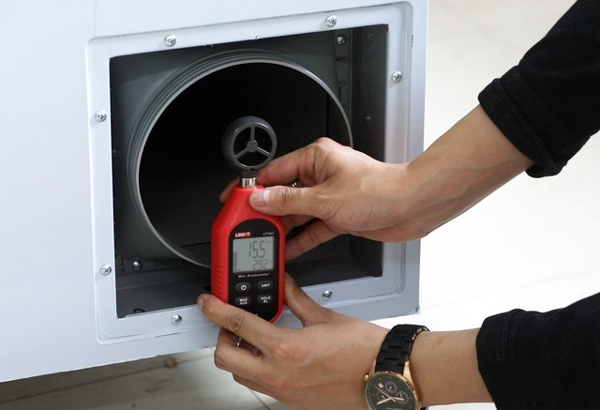 出風口在中檔時風速約為15.5m/s，相當于7級風