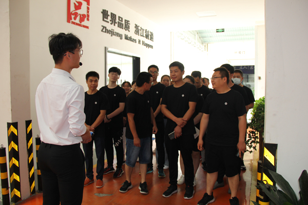 新晉經(jīng)銷商們聚精會神,導師們寓教于樂