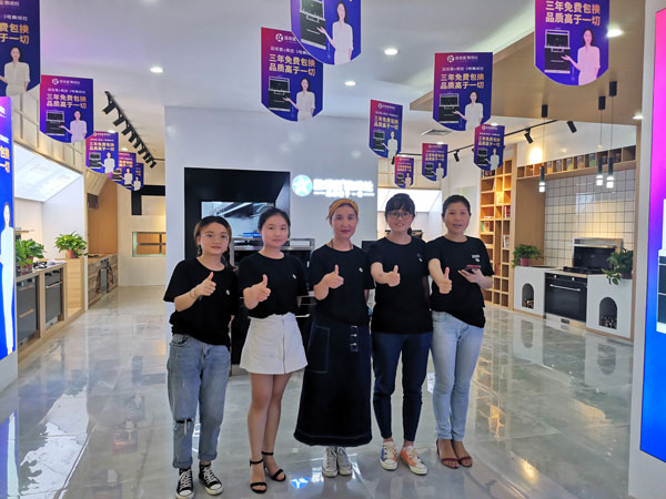 梁芳在綿陽(yáng)所開的藍(lán)炬星加盟店