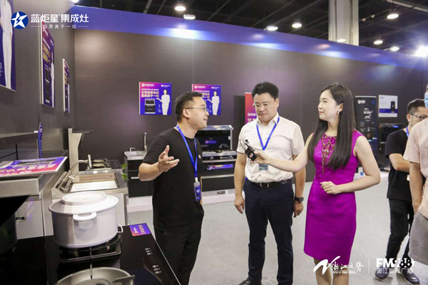 工作人員熱情講解與接待