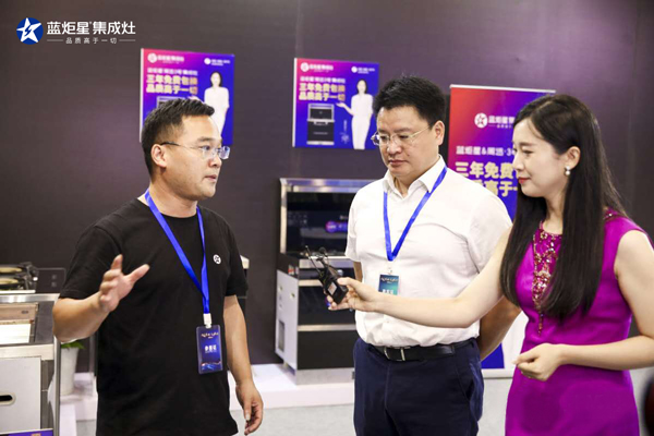 工作人員熱情講解與接待