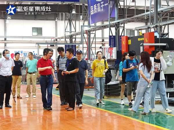 李正衛(wèi)書(shū)記一行參觀藍(lán)炬星智能制造生產(chǎn)線
