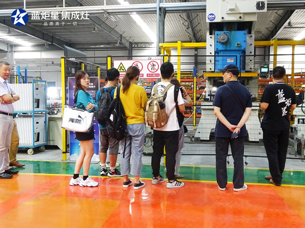 李正衛(wèi)書(shū)記一行參觀藍(lán)炬星智能制造生產(chǎn)線