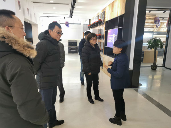 中國五金協(xié)會領(lǐng)導(dǎo)一行參觀了藍(lán)炬星集成灶體驗(yàn)館