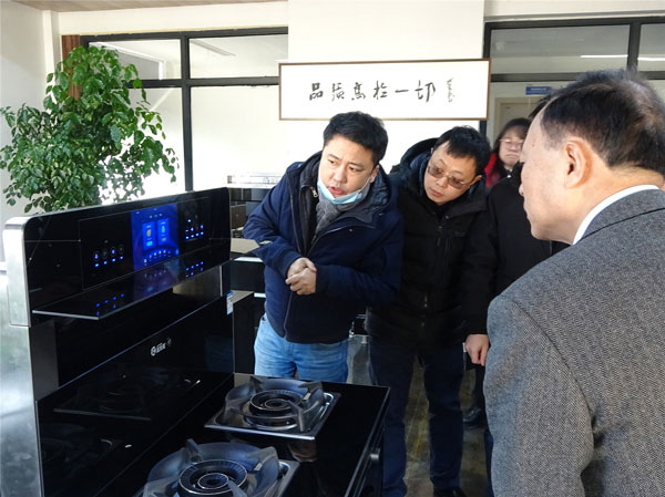 藍(lán)炬星市場中心馮總監(jiān)為協(xié)會領(lǐng)導(dǎo)們介紹了即將隆重上市的藍(lán)炬星AIOT智能集成灶