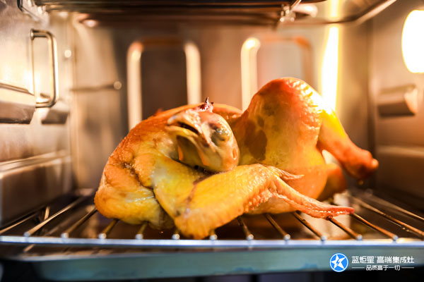 現(xiàn)場(chǎng)黃君先生與藍(lán)炬星集成灶為大家烹制美食