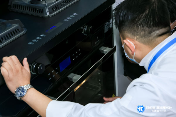 黃君先生現(xiàn)場(chǎng)使用藍(lán)炬星AIoT智能集成灶