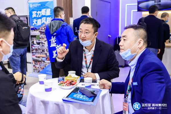 藍(lán)炬星集成灶工作人員講解藍(lán)炬星AIoT高端集成灶