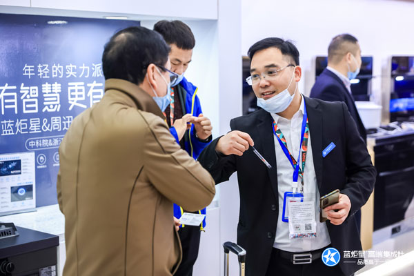 藍(lán)炬星集成灶工作人員講解藍(lán)炬星AIoT高端集成灶