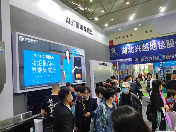 現(xiàn)場(chǎng)演示藍(lán)炬星AIoT高端集成灶